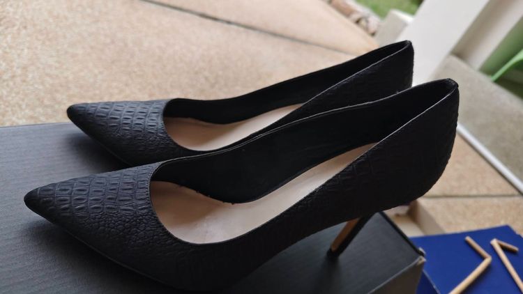 Charles Keith รองเท้าส้นสูง สีดำ ปั้มลายหนังจระเข้ รูปที่ 5