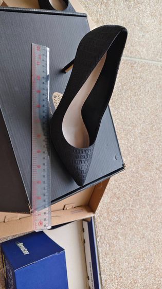 Charles Keith รองเท้าส้นสูง สีดำ ปั้มลายหนังจระเข้ รูปที่ 4