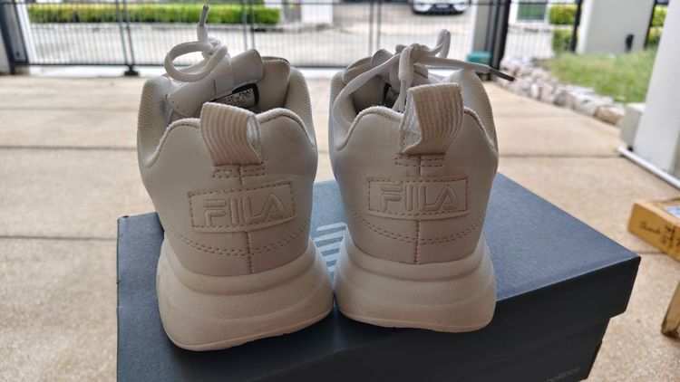 อื่นๆ ผู้หญิง ขาว รองเท้ากีฬา FILA เป็นรองเท้าสนีกเกอร์สไตล์ Chunky ทรงหนายอดนิยม 