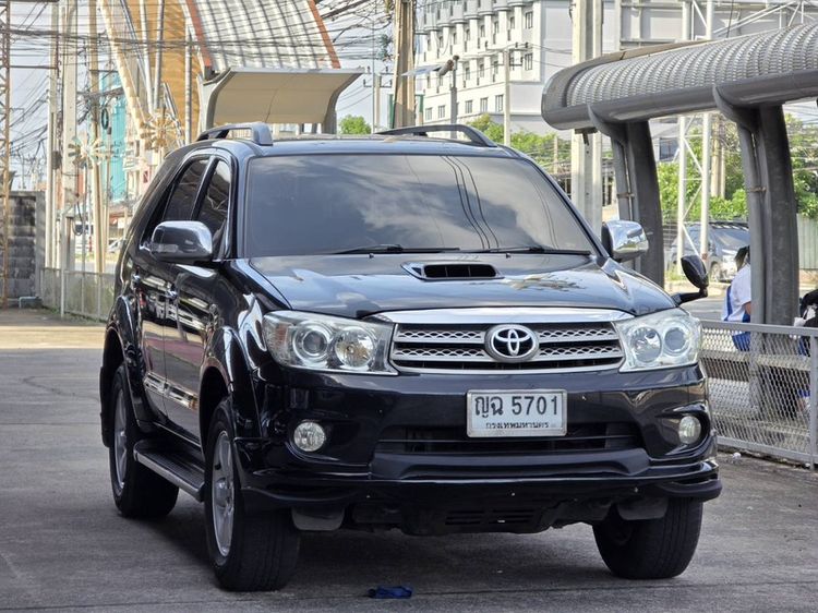 รถ Toyota Fortuner 3.0 V สี ดำ
