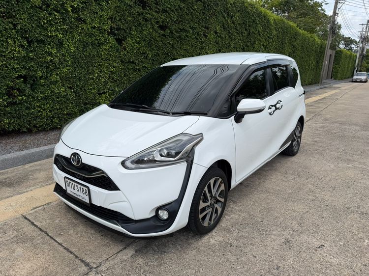 รถ Toyota Sienta 1.5 V สี ขาว