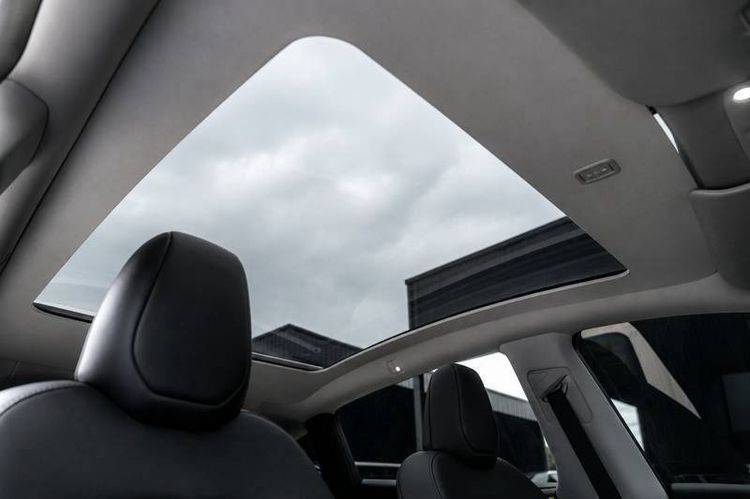 Tesla Model Y 2025 Launch Series Sedan ไฟฟ้า ขาว รูปที่ 2
