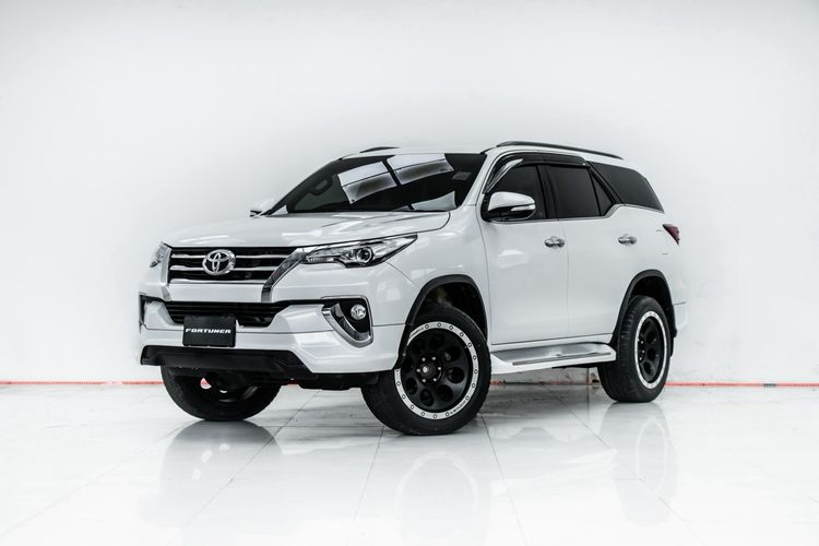 รถ Toyota Fortuner 2.8 V สี ขาว
