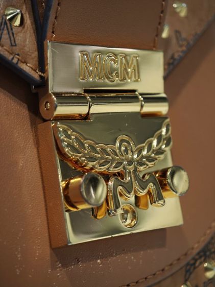 MCM Tracy Shoulder Bag In Studded Outline Visetos รูปที่ 15