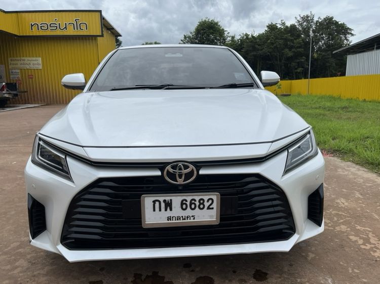 รถ Toyota Yaris ATIV 1.2 Premium สี ขาว