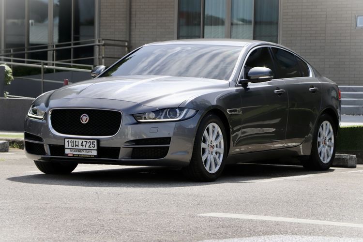 รถ Jaguar XE 2.0 R-Sport สี เทา