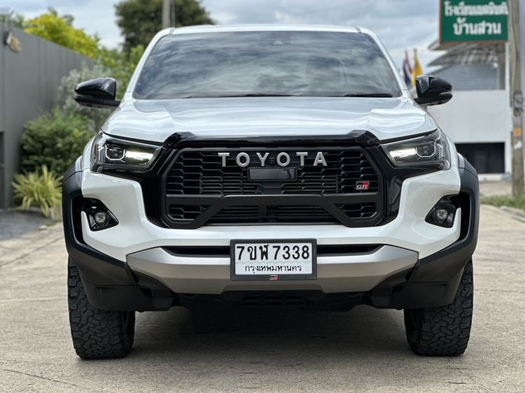 รถ Toyota Hilux Revo 2.8 4WD GR Sport Wide Tread Double Cab สี ขาว