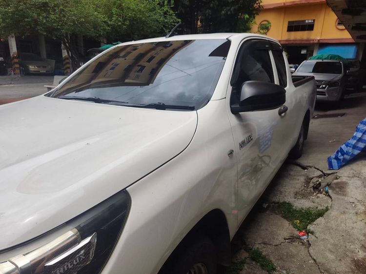 รถ Toyota Hilux Revo 2.4 J สี ขาว