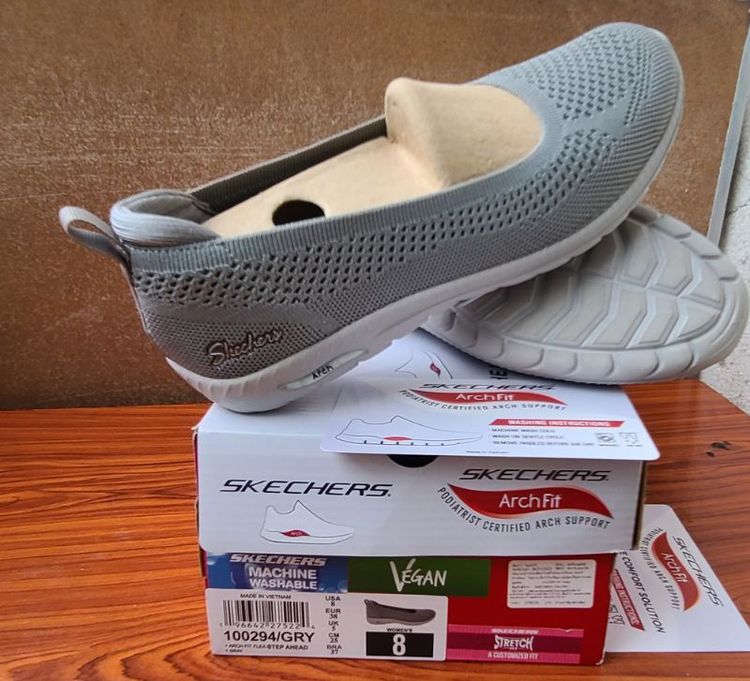 Skechers Arch Fit  สี Gray สภาพนางฟ้า ใหม่มากรุ่นนี้ ซัพพอร์ตดี ใส่สบาย เดินสบายทุกก้าว (ไซส์ 38 EUR / 8 US)