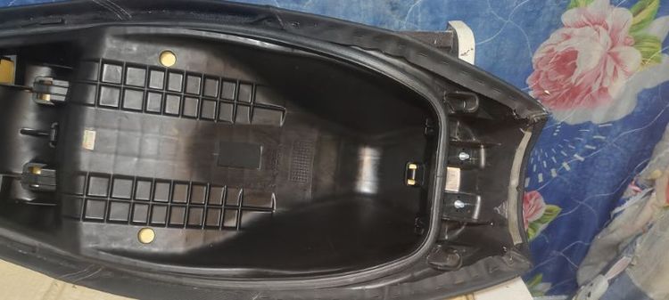 บาะเดิมแท Honda PCX 160 (ป2024)·สภาพะสภาพป้ายแดง100%ไร้รอยไร้ตำหนิ ผิวเบาะยังสากส่วย•ประวัติ:ถอดจากรถตัวเองโดยตรง(ถอดเปลี่ยนเป็นเบาะแต่งทรงเตี้ย)เจ้าของขายเอง รูปที่ 6