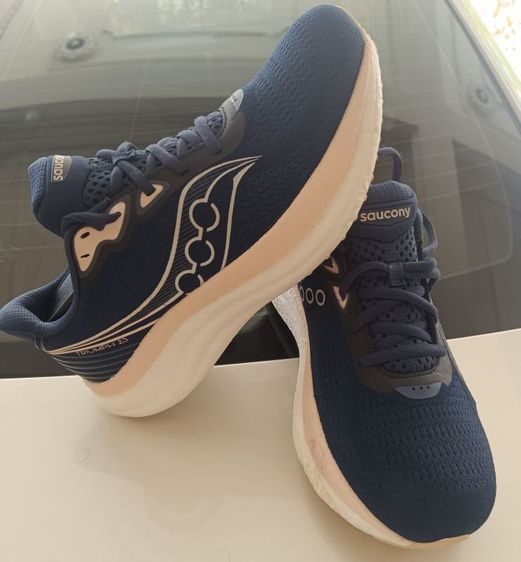 ขาย Saucony Triump 23 นิยม size 40.5/255cm ของแท้ 100% เบานุ่ม สภาพสวย