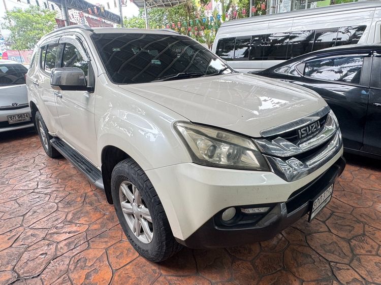 รถ Isuzu MU-X 3.0 สี ขาว