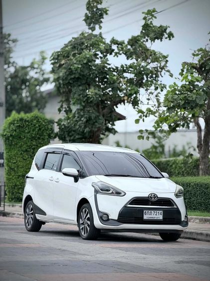 รถ Toyota Sienta 1.5 V สี ขาว