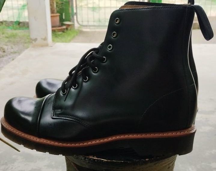 Dr.Martens รองเท้าบู๊ท หนังสังเคราะห์ Dr. Martens หนังสีดำ* ทรงบู๊ต 8 รู* Size UK 9 / EU 43