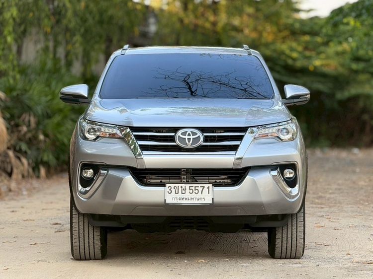 รถ Toyota Fortuner 2.4 V 4WD สี เทา