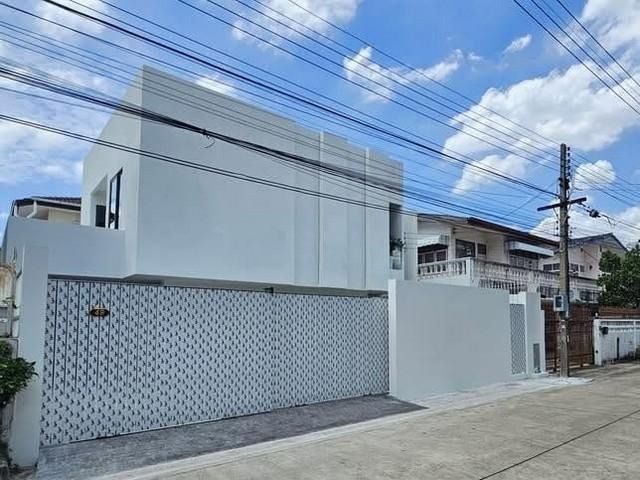 ไม่มี ขายบ้านเดี่ยว 2 ชั้น ถนนโชคชัย 4 ซอย 44 รีโนเวทใหม่ Modern Private เป็นส่วนตัว Courtyard หลังบ้าน วิวสวน