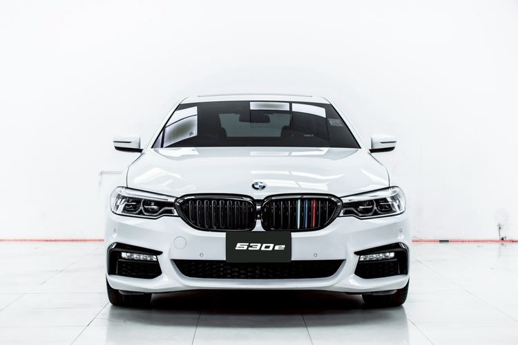 BMW Series 5 2018 530e Sedan ไฮบริด ไม่ติดแก๊ส เกียร์อัตโนมัติ ขาว รูปที่ 4