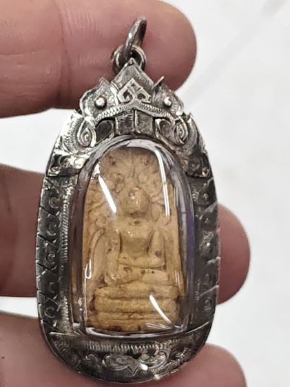 พระคงเก่ามากๆพระบ้านๆเลี่ยมเงินเก่า
