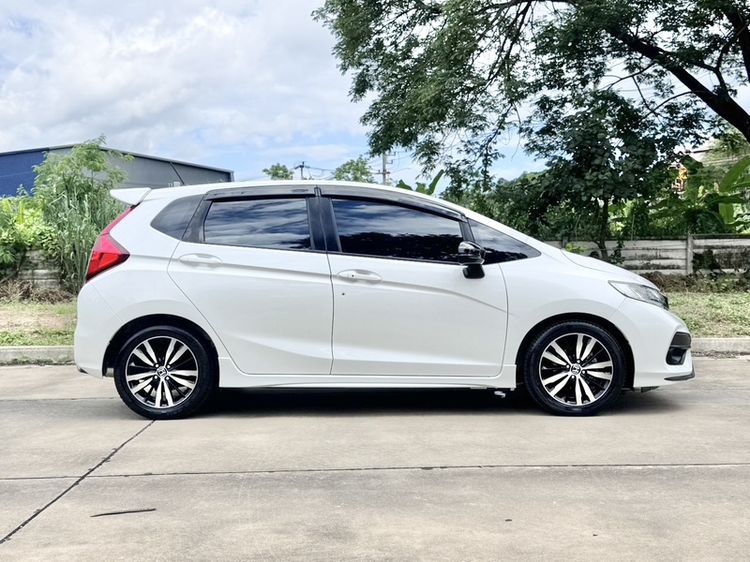 Honda Jazz 2020 1.5 RS i-VTEC Sedan เบนซิน เกียร์อัตโนมัติ ขาว รูปที่ 3