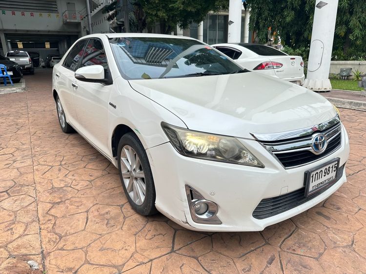 รถ Toyota Camry 2.5 HV สี ขาว