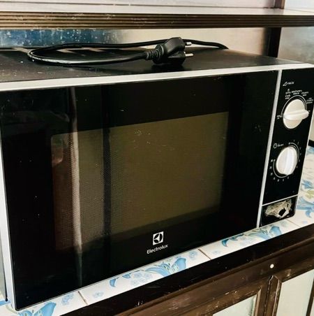 ขาย ไมโครเวฟ ขนาด 23 ลิตร Electrolux EMM2331MK มือสอง 1,300 บาท