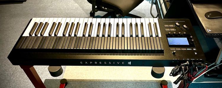 Expressive E Osmose 49 keys incuding. Decksaver and Osmose Bag