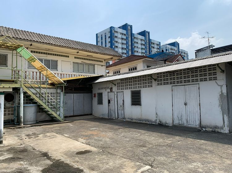 บ้านพื้นที่ี 480 ตรม. ที่ดิน 100 ตรว. ถูกสุดในยุคนี้ย่านศรีนครินทร์อ่อนนุช คิดราคาเฉพาะที่ดินบ้านแถมแบบสร้างเต็ม 