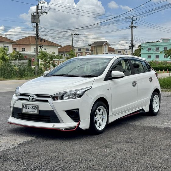 รถ Toyota Yaris 1.2 E สี ขาว