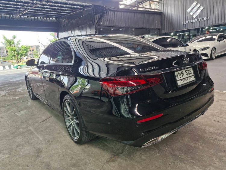 Mercedes-Benz E-Class 2023 E300 2.0 AMG Dynamic Sedan ปลั๊กอินไฮบริด (PHEV) ไม่ติดแก๊ส เกียร์อัตโนมัติ ดำ รูปที่ 4