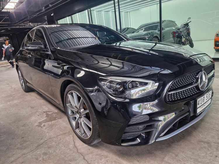 Mercedes-Benz E-Class 2023 E300 2.0 AMG Dynamic Sedan ปลั๊กอินไฮบริด (PHEV) ไม่ติดแก๊ส เกียร์อัตโนมัติ ดำ รูปที่ 3