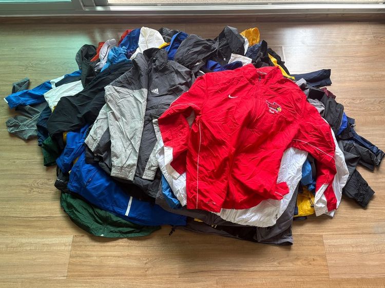 ไม่ระบุ หลากสี เสื้อกันลมและเสื้อแจ็กเก็ตกันหนาว 64 ตัว - แบรนด์กีฬา (Nike, Adidas, Puma, Reebok, Champion)