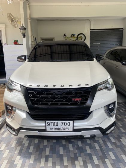 รถ Toyota Fortuner 2.4 V สี ขาว