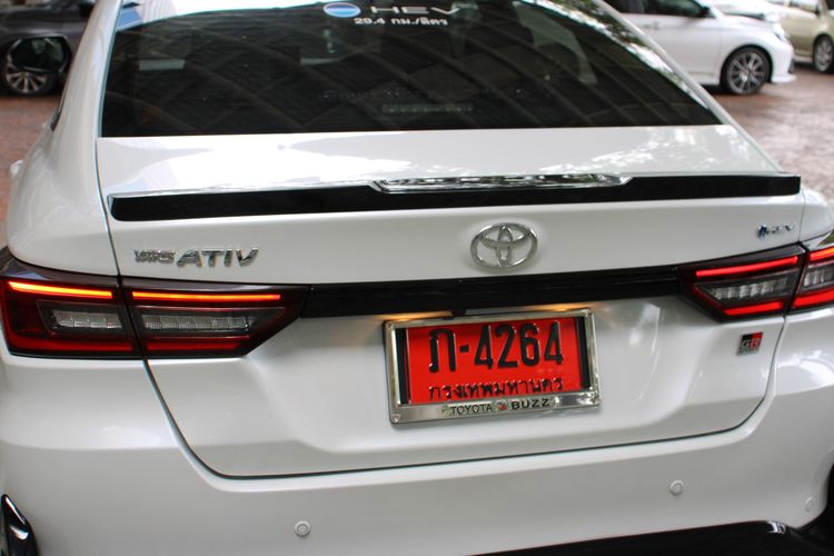 Toyota Yaris ATIV 2025 1.5 HEV GR SPORT Sedan ไฮบริด ไม่ติดแก๊ส เกียร์อัตโนมัติ ขาว รูปที่ 2