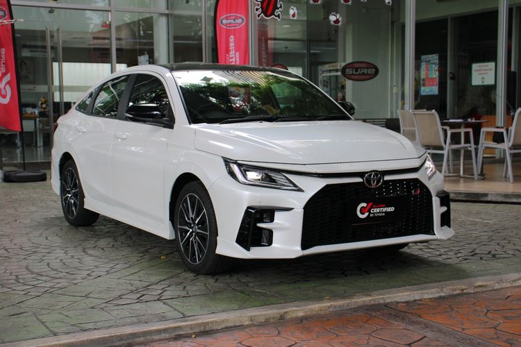 รถ Toyota Yaris ATIV 1.5 HEV GR SPORT สี ขาว