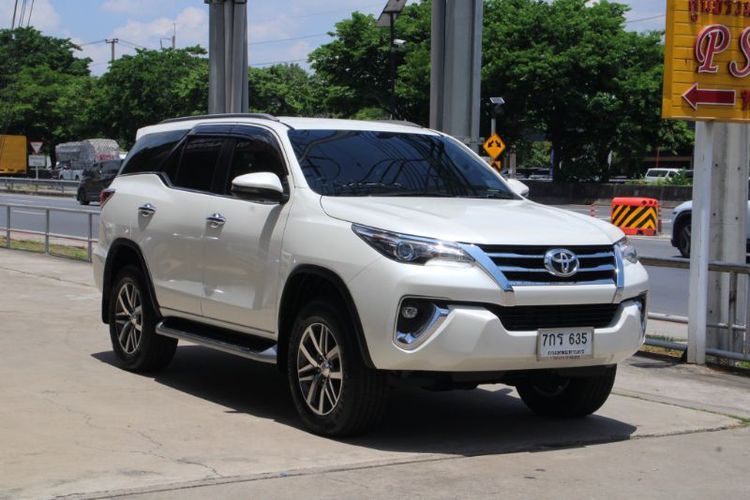 รถ Toyota Fortuner 2.4 V 4WD สี ขาว