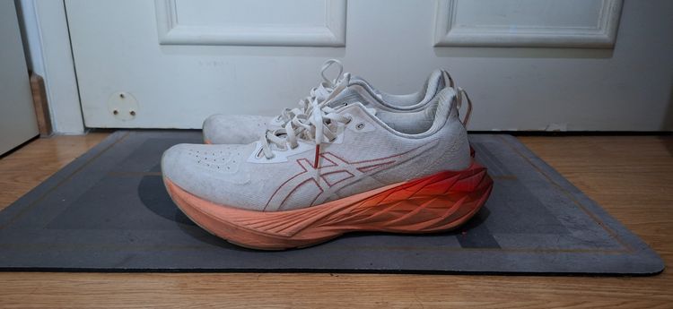 รองเท้าวิ่ง Asics Novablast สีขาว-ส้ม ขนาด US 9 รูปที่ 4