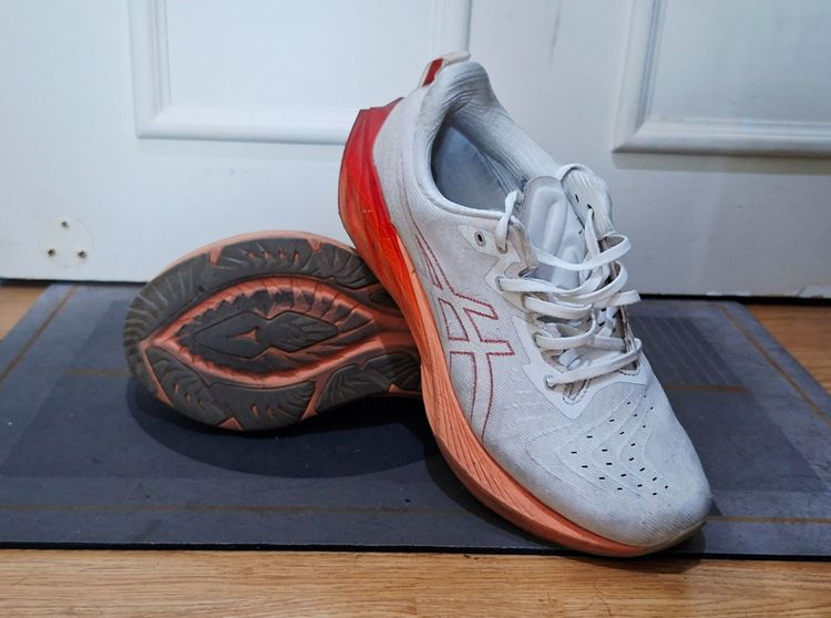 รองเท้าวิ่ง Asics Novablast สีขาว-ส้ม ขนาด US 9