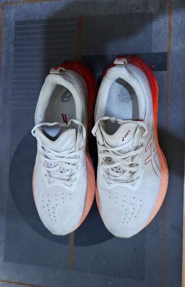 รองเท้าวิ่ง Asics Novablast สีขาว-ส้ม ขนาด US 9 รูปที่ 3