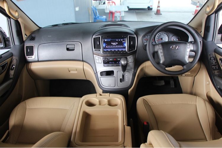 Hyundai H-1  2017 2.5 Deluxe Van ดีเซล ไม่ติดแก๊ส เกียร์อัตโนมัติ ดำ รูปที่ 4