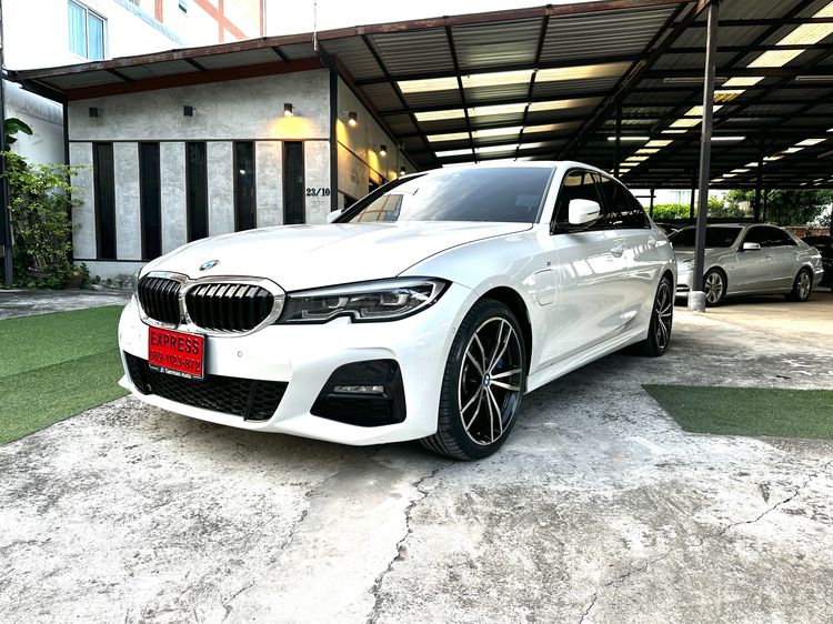 BMW Series 3 2021 330e Sedan ปลั๊กอินไฮบริด (PHEV) ไม่ติดแก๊ส เกียร์อัตโนมัติ ขาว