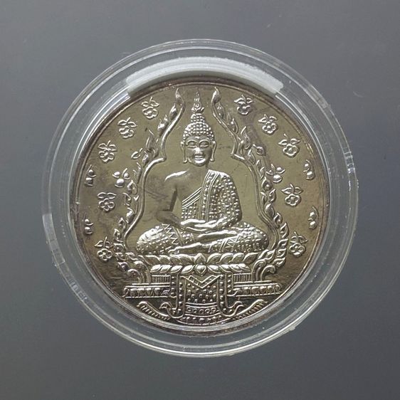 เหรียญพระแก้วมรกต รุ่น2 เนื้อเงินขัดเงา วัดพระศรีรัตนศาสดาราม ปี 2547 สภาพสวยเดิมๆ หายาก สร้างโดยสำนักพระราชวัง