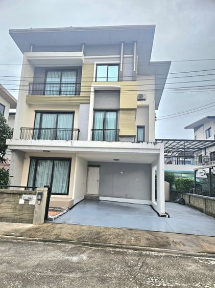 ให้เช่าบ้าน3ชั้น5นอน4น้ำโถงใหญ่ ห้องครัวจอดรถ4คันพร้อมอยู่