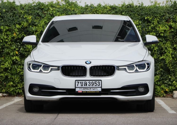 BMW Series 3 2018 330e Sedan ปลั๊กอินไฮบริด (PHEV) ไม่ติดแก๊ส เกียร์อัตโนมัติ ขาว