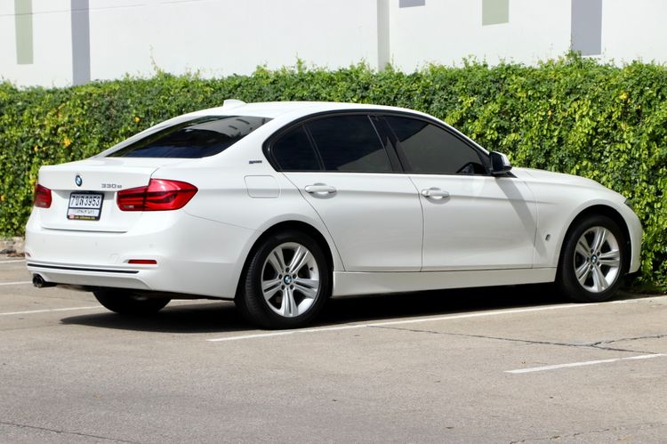 BMW Series 3 2018 330e Sedan ปลั๊กอินไฮบริด (PHEV) ไม่ติดแก๊ส เกียร์อัตโนมัติ ขาว รูปที่ 4