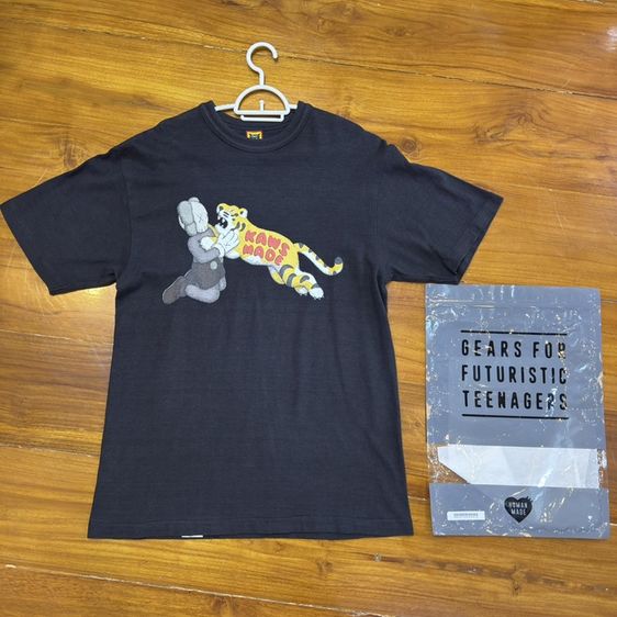 อื่นๆ เสื้อทีเชิ้ต แขนสั้น Used HUMAN MADE x KAWS MADE Graphic TShirt สีดำ ลาย KAWS กอดเสือ ของแท้