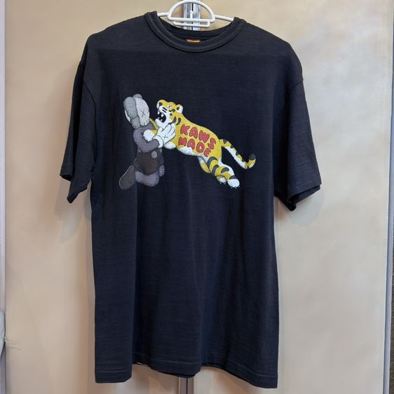 Used HUMAN MADE x KAWS MADE Graphic TShirt สีดำ ลาย KAWS กอดเสือ ของแท้ รูปที่ 5