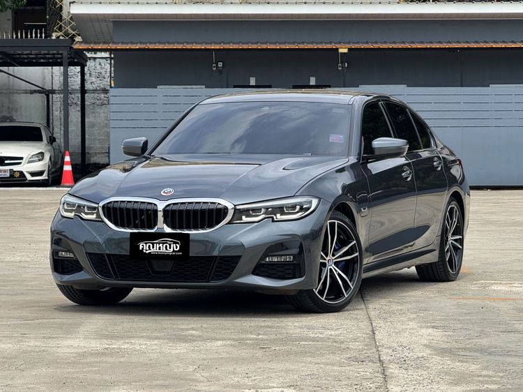 รถ BMW Series 3 330e สี เทา