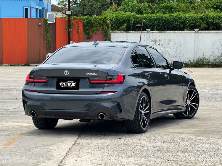 BMW Series 3 2022 330e Sedan ปลั๊กอินไฮบริด (PHEV) ไม่ติดแก๊ส เกียร์อัตโนมัติ เทา รูปที่ 2