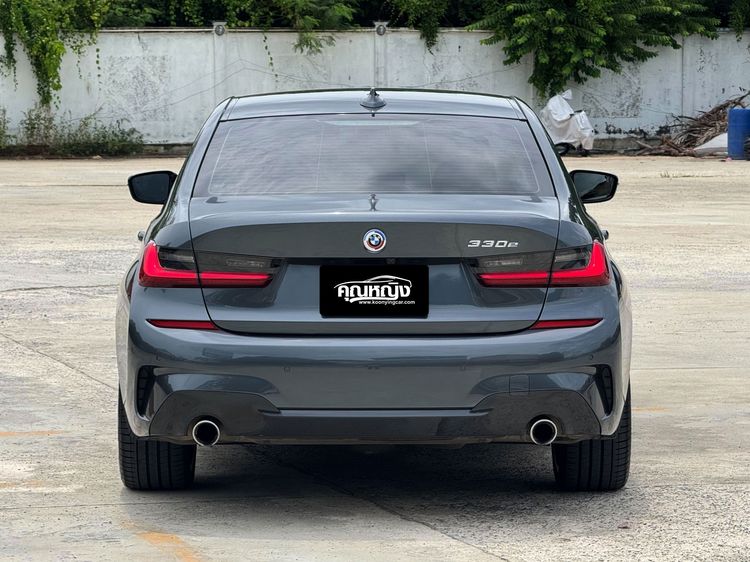 BMW Series 3 2022 330e Sedan ปลั๊กอินไฮบริด (PHEV) ไม่ติดแก๊ส เกียร์อัตโนมัติ เทา รูปที่ 4