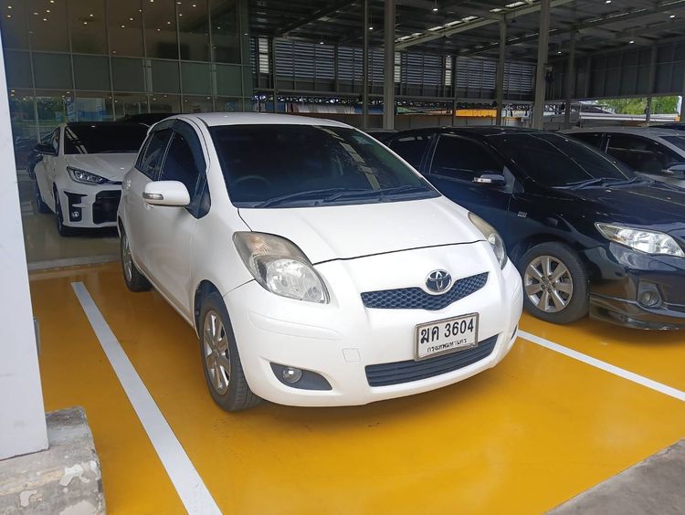 รถ Toyota Yaris 1.5 E สี ขาว